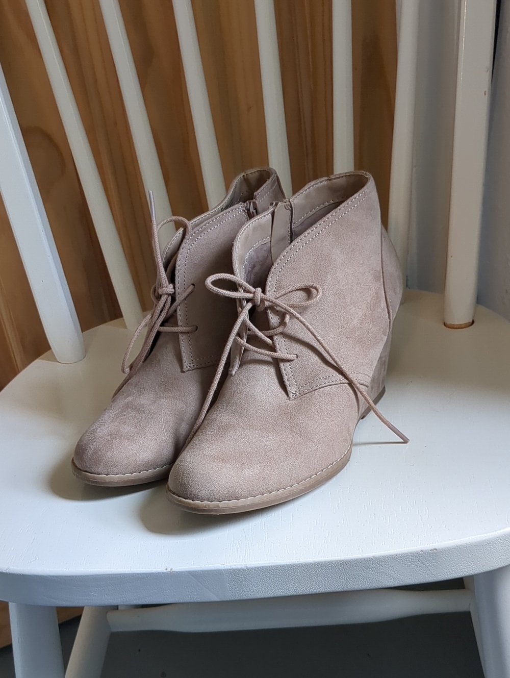 Universal Thread Suede Lace-Up Ankle Booties in Taupe. Size 8.5